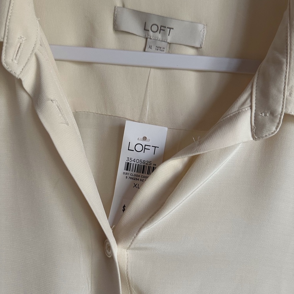 NWT LOFT silky like Blouse - Picture 2 of 4